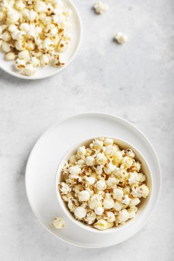 Hafif kasede tuzlu patlamış mısır