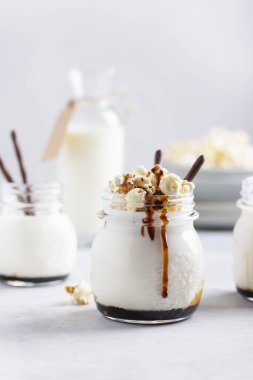 Süt ve karamel ile buzlu içecek 