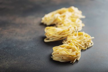 İtalyan çiğ makarna tagliatelle