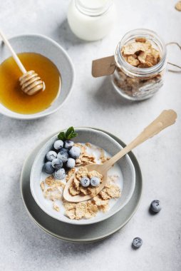 Mısır gevreği ile Kahvaltı