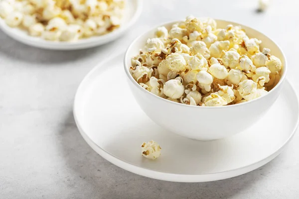 Sůl popcorn v lehké misce — Stock fotografie