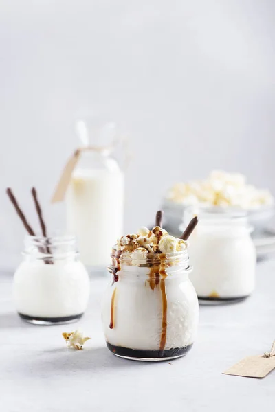 Batido con leche y caramelo —  Fotos de Stock