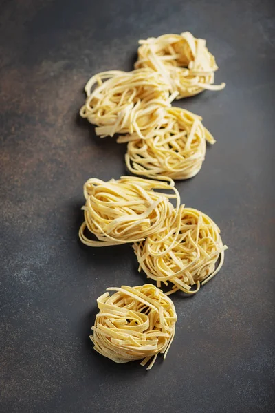 Pâtes crues italiennes tagliatelle — Photo