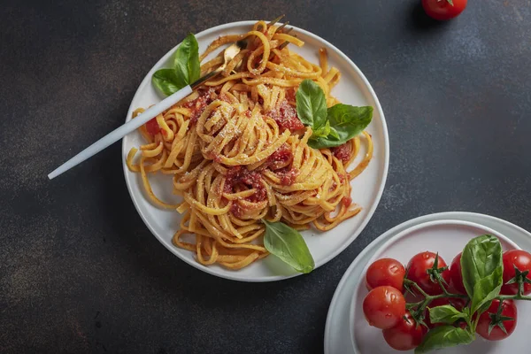 Tagliatelle mit Tomatenwurst — Stockfoto