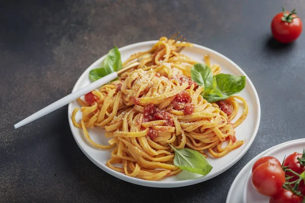 Tagliatelle mit Tomatenwurst — Stockfoto