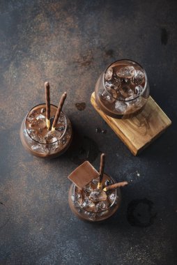 Çikolatalı kremalı tatlı likör.