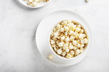 Hafif kasede tuzlu patlamış mısır