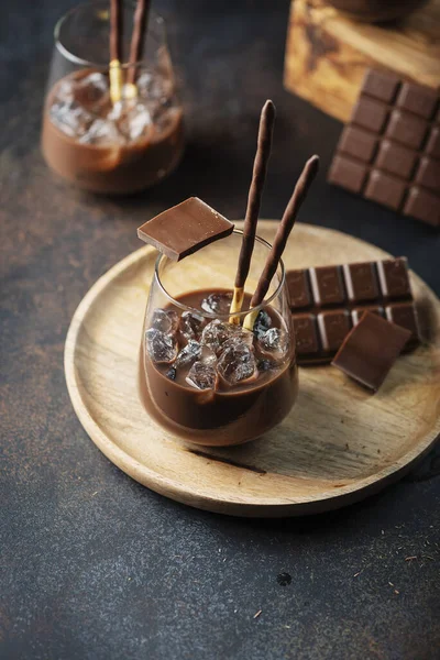 Сливочный сладкий ликер с шоколадом — стоковое фото