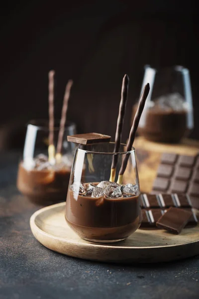 Сливочный сладкий ликер с шоколадом — стоковое фото