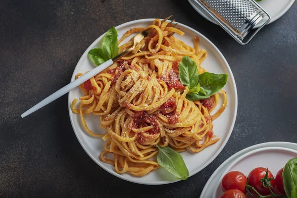 Tagliatelle com sause de tomate — Fotografia de Stock