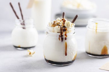 Süt ve karamel ile buzlu içecek 