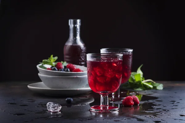 Los vasos del jugo de bayas rojas — Foto de Stock