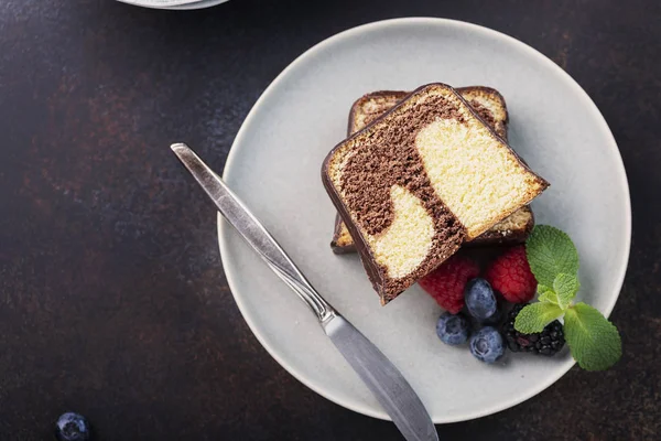 Süßer Marmorpflaumenkuchen — Stockfoto