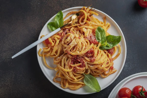 Tagliatelle mit Tomatenwurst — Stockfoto