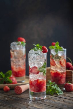 Çilekli, buzlu ve naneli mojito kokteyli, seçici odaklı resim
