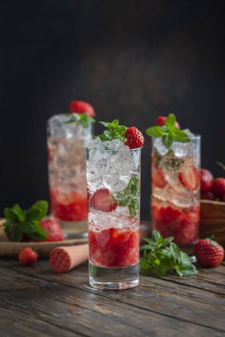 Çilekli, buzlu ve naneli mojito kokteyli, seçici odaklı resim