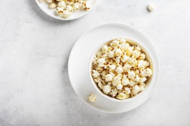 Hafif kasede tuzlu patlamış mısır, seçici odak görüntüsü