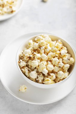 Hafif kasede tuzlu patlamış mısır, seçici odak görüntüsü