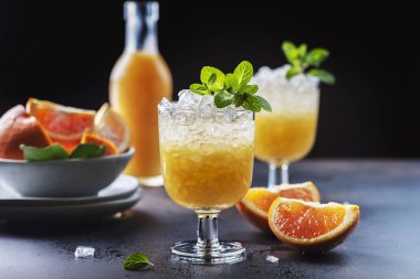 Portakallı kokteyl, nane ve ezilmiş buz, seçici odaklı resim