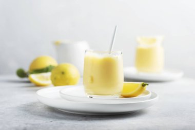 Bardaktaki tatlı limon ezmesi, seçici odak görüntüsü