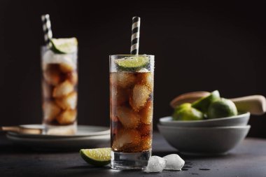 Kola, rom, buz ve limonlu alkol kokteyli, seçici odak