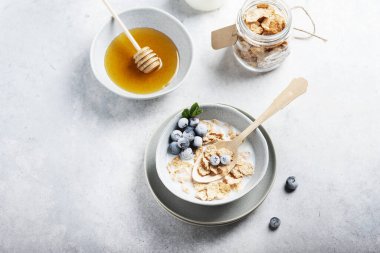 Mısır gevreği ve süt ile sağlıklı kahvaltı, seçici odaklanma