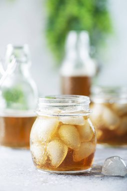 Buzlu soğuk yaz çayı, seçici odak görüntüsü