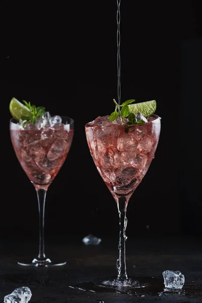 Cóctel Verano Con Vino Rosa Lima Menta Hielo Enfoque Selectivo — Foto de Stock