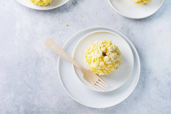 Tradycyjne Włoskie Małe Ciasto Mimosa Jasnym Tle Selektywny Obraz Ostrości — Zdjęcie stockowe