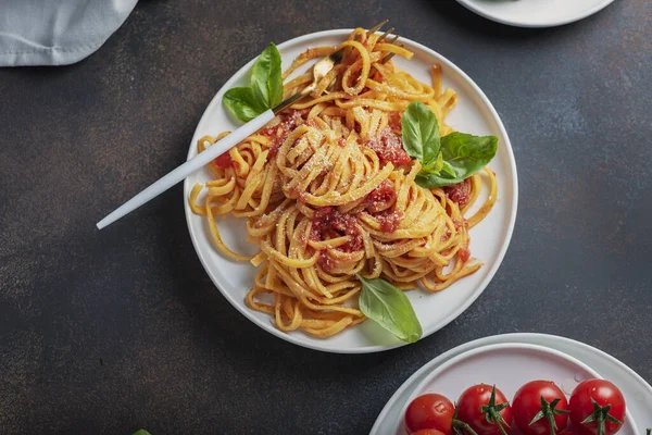 Tagliatelle Italiano Cocido Con Queso Pausa Tomate Enfoque Selectivo Basilm — Foto de Stock