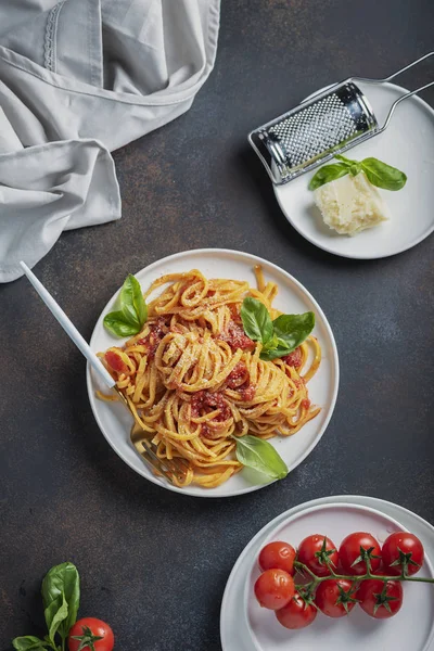 Tagliatelle Cozido Italiano Com Queijo Sause Tomate Manjericão Foco Seletivo — Fotografia de Stock