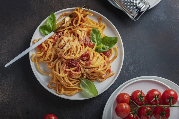 Tagliatelle Cozido Italiano Com Queijo Sause Tomate Manjericão Foco Seletivo — Fotografia de Stock