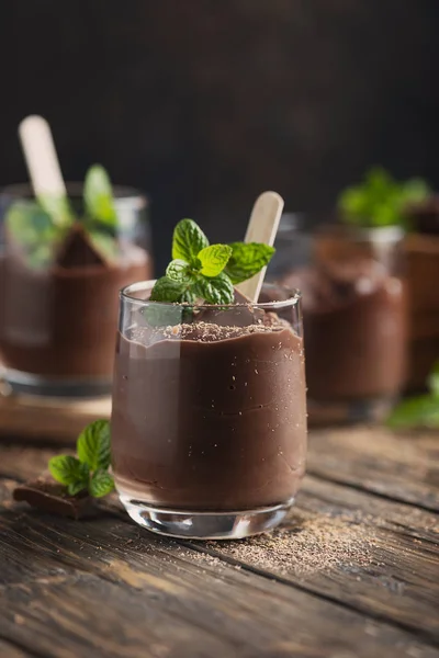 Mousse Dolce Con Cioccolato Menta Sul Tavolo Rustico Messa Fuoco — Foto Stock