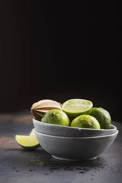 Fresh Green Limes Ceramic Bowl Selective Focus Image — Stock Photo, Image