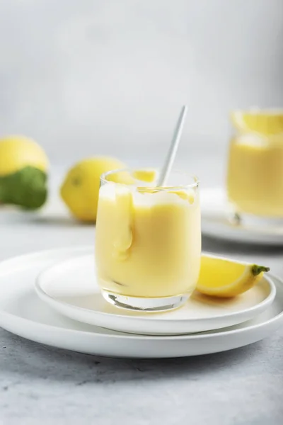 Cagliata Limone Dolce Nel Bicchiere Immagine Messa Fuoco Selettiva — Foto Stock