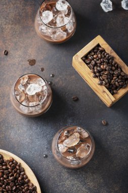Kahve ve buzlu tatlı kremalı ligueur, seçici odaklı.