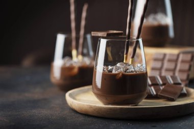 Çikolata ve buzlu kremalı likör, seçici odaklı.