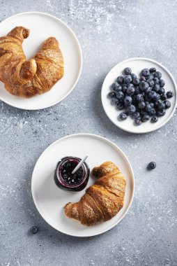 Kahvaltıda kruvasan ve yaban mersini reçeli, seçici odaklanma ve düz görüntü