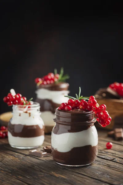 Sweet Dessert White Dark Chocolate Cream Berry Selective Focus Image — 스톡 사진