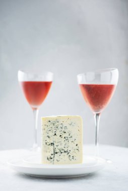 Gül şarabıyla İtalyan peynirli gorgonzola, seçici odak görüntüsü