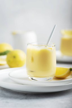 Bardaktaki tatlı limon ezmesi, seçici odak görüntüsü