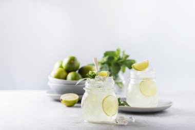 Limonlu, naneli ve buzlu mojito kokteyli, seçici odaklı resim