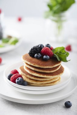 Böğürtlenli ve naneli tatlı krepler, seçici odaklı resim