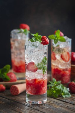 Çilekli, buzlu ve naneli mojito kokteyli, seçici odaklı resim