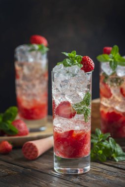 Çilekli, buzlu ve naneli mojito kokteyli, seçici odaklı resim