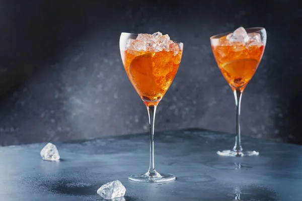 Aperitivo Tradicional Italiano Aperol Spriz Con Naranja Hielo Enfoque Selectivo — Foto de Stock