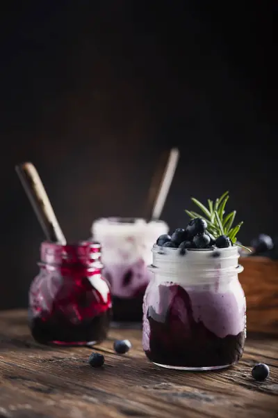 Dolce Yogurt Sano Con Mirtillo Sul Tavolo Legno Stile Rustico — Foto Stock
