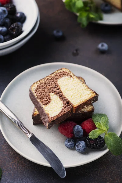 Süßer Marmorpflaumenkuchen Mit Schokolade Und Beere Selektives Fokusbild — Stockfoto