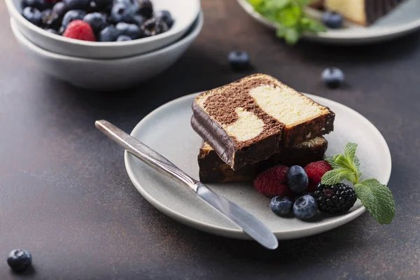 Süßer Marmorpflaumenkuchen Mit Schokolade Und Beere Selektives Fokusbild — Stockfoto