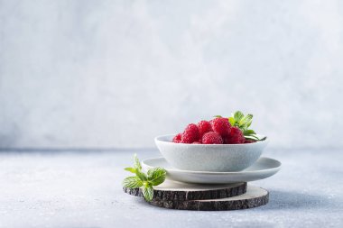 Taze ahududu ile vejetaryen yemeği kavramı, minimum stil ve seçici odaklanma